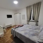 Pensión P R A T O E O N D E Cogoleto